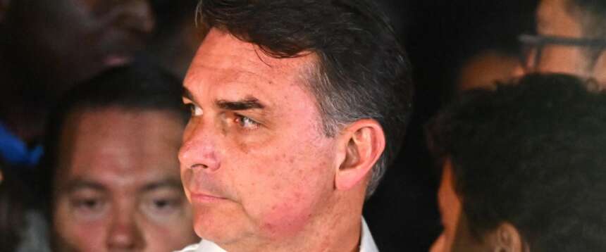 Flavio Bolsonaro lascia il Brasile e vola verso l’Ecuador. Su di lui le indagini della Corte suprema dopo la sconfitta contro Lula