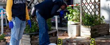 Roma est, 15 attentati e una nuova notte di fuoco: bomba sotto casa di un imprenditore, autosalone devastato