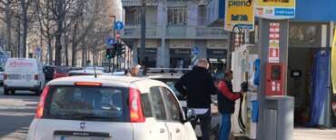 Benzina sotto i 2 euro, un distributore su due ha aderito: il pieno in Italia più conveniente di Francia, Svizzera e Germania