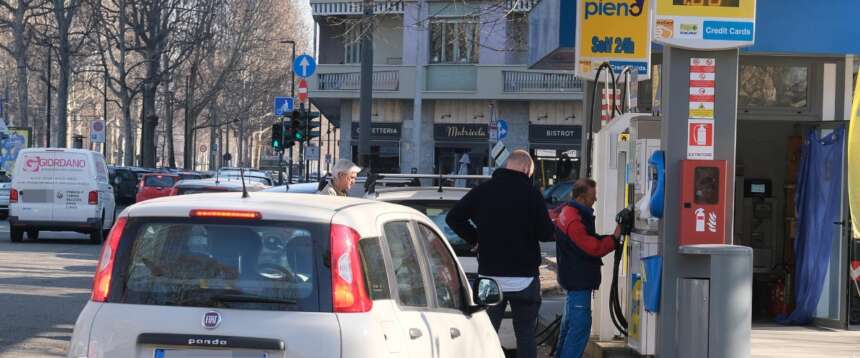 Benzina sotto i 2 euro, un distributore su due ha aderito: il pieno in Italia più conveniente di Francia, Svizzera e Germania