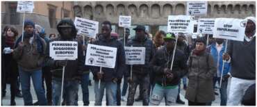 Manifestazione di immigrati a Bologna foto ANSA