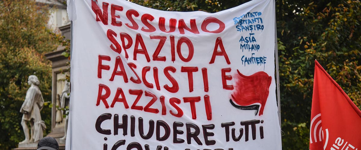 “Fascisti stuprano donne e picchiano stranieri, scappate!”. Le ridicole bugie nelle chat dei rossi