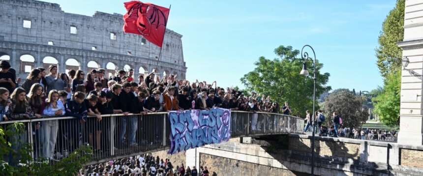 “Sbirri morti e fasci appesi”, “10, 100, 1000 Acca Larenzia”: al Mamiani gira la lista choc dei cori per cortei e occupazioni