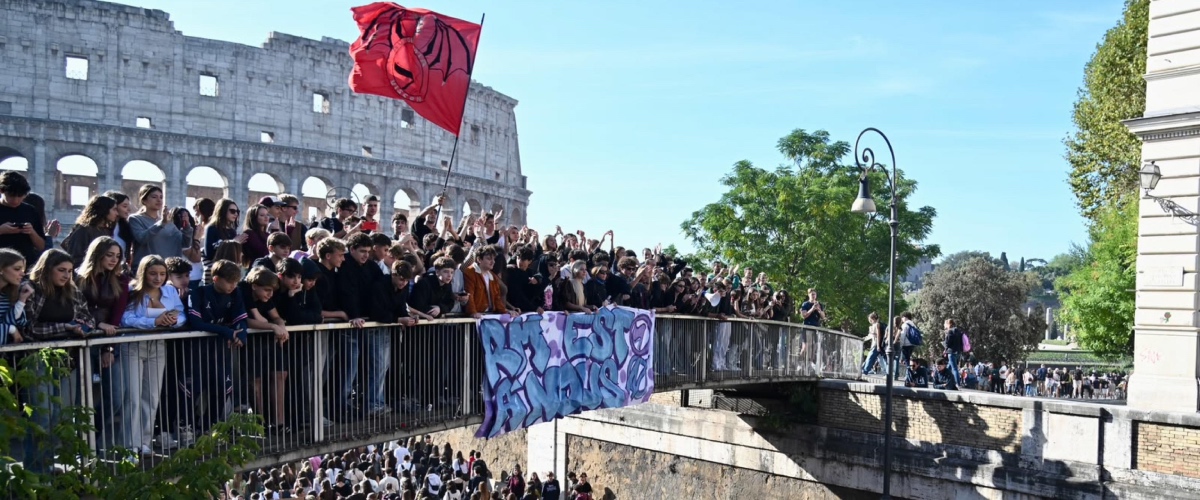sbirri morti e fasci appesi 10 100 1000 acca larenzia al mamiani gira la lista choc dei cori per cortei e occupazioni da Secoloditalia.it sbirri morti e fasci appesi 10 100 1000 acca larenzia al mamiani gira la lista choc dei cori per cortei e occupazioni