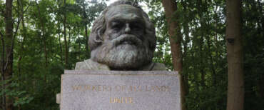 Dio è morto, Marx pure e la democrazia non si sente bene. Ma resta la forma di governo meno peggiore
