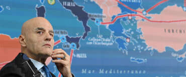 Descalzi (Eni) dà la scossa all’Europa in letargo: “Ha trascurato l’energia, ma oggi la vera guerra si combatte lì”