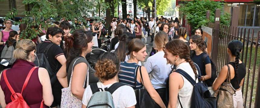 “Odio i disabili” e ustiona con un accendino il compagno di scuola. Nessuno interviene, qualcuno gira un video