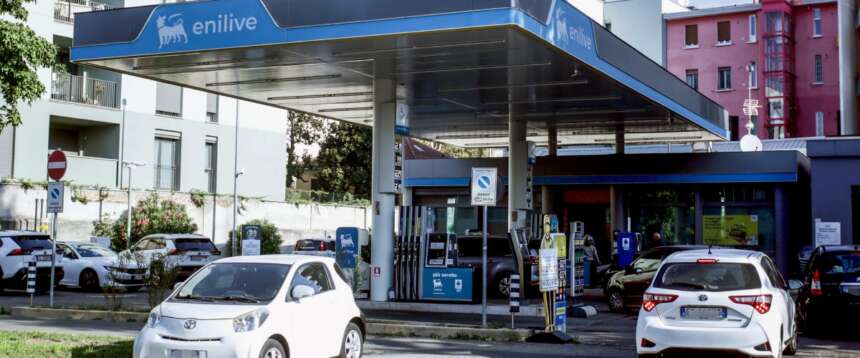 Carburanti, il “price cap” allarga il divario: benzina e diesel scendono ancora. Sono già 7.700 i distributori con il tetto