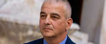 Fazzolari: “Meloni primo premier della Terza Repubblica”. E chiarisce: “Nessuna differenza tra Vannacci e Conte, sono come i Barbapapà che cambiano forma per convenienza”