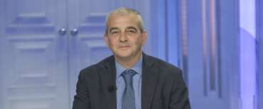 Fazzolari: “Meloni primo premier della Terza Repubblica”. E chiarisce: “Nessuna differenza tra Vannacci e Conte, sono come i Barbapapà che cambiano forma per convenienza”