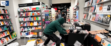 L’editoria rossa applaude ai teppisti dei libri. Feltrinelli. “Ci hanno buttato giù gli scaffali, ma chi se ne frega”
