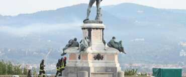 Firenze, bombola di gas trovata sotto il David a piazzale Michelangelo: intervengono gli artificieri. Era inoffensiva