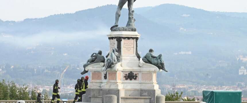 Firenze, bombola di gas trovata sotto il David a piazzale Michelangelo: intervengono gli artificieri. Era inoffensiva
