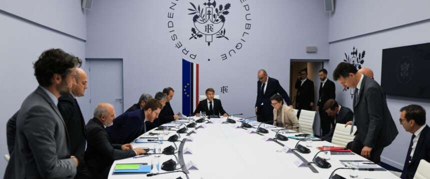 Francia nel caos: incendi e saccheggi nelle città, 108 fermi nelle ultime 24 ore. Il ministro dell’Interno rassegna le dimissioni, Macron le respinge