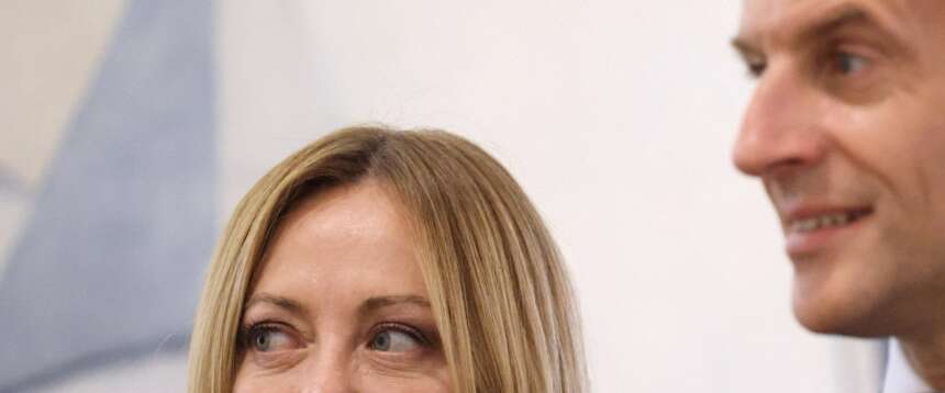 Conti in rosso e caos politico: la Francia spaventa l’Italia con l’effetto “contagio” sullo spread