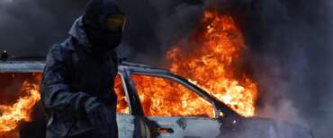 Francia in fiamme, incidenti a Parigi e Lione. A Marsiglia assaltato il municipio. Bardella: “In piazza solo i professionisti del caos”