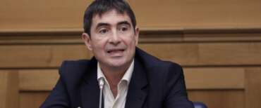 Fratoianni lancia il guanto di sfida: “Non facciamo la scorta di Conte e Schlein. Se partecipiamo alle primarie avremo il nostro candidato”