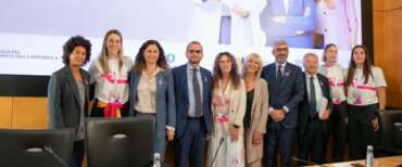 Con FrecciaRosa la prevenzione viaggia in treno: cos’è e come funziona il progetto di Gruppo Fs e Fondazione IncontraDonna