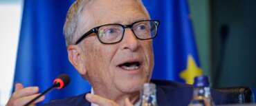 IA, parla Bill Gates: “Tecnologia più pericolosa delle armi nucleari e potenzialmente più vantaggiosa dell’energia nucleare”. Poi l’appello ai governi: “Devono guidare il settore”