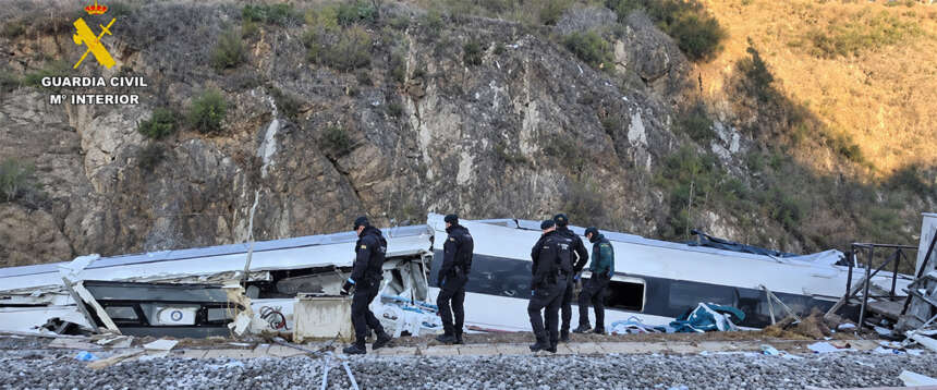 Scontro tra treni, strage sull’Alta Velocità in Spagna: decine di morti, centinaia di feriti. “Errore umano”. Quattro vagoni deragliati