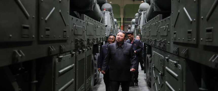 Kim Jong Un è vivo o morto? Le voci dalla Cina, il mistero sul coma e le foto del dittatore tra scarpe e cappotti. È giallo
