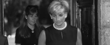 La Principessa sul marciapiede. Clamorosa rivelazione su Lady Diana: “La notte portava soldi alle prostitute in strada”