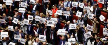 La protesta dell’opposizione all’approvazione della legge elettorale