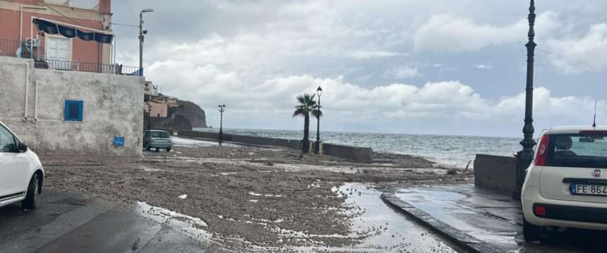 Maltempo, Sud Italia in allarme: esondazioni a Lipari, frana a Mergellina. Musumeci: “Massima attenzione da parte del Governo”