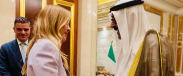 Meloni in Kuwait, intesa su energia e difesa. E arriva l’apertura sul caro carburanti: c’è la disponibilità prorogare il tetto ai prezzi