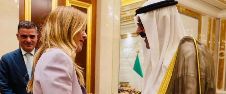 Meloni in Kuwait, intesa su energia e difesa. E arriva l’apertura sul caro carburanti: c’è la disponibilità prorogare il tetto ai prezzi
