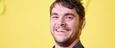 Muore a 34 anni R.J. Mitte, il figlio di Walter White nella serie televisiva “Breaking Bad”. Il dolore di Bryan Cranston