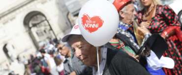 Festa dei Nonni, la dedica di Meloni e la foto di famiglia: «Anche quando non ci sono più ci accompagnano per tutta la vita»