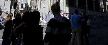 Catene e passamontagna: gli incappucciati fanno irruzione nelle scuole di Roma. Un preside finisce in ospedale. Ma Avs li difende
