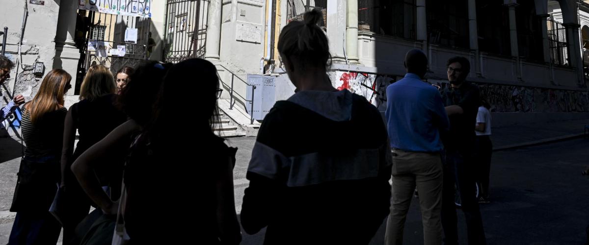 catene e passamontagna gli incappucciati fanno irruzione nelle scuole di roma un preside finisce in ospedale ma avs li difende da Secoloditalia.it catene e passamontagna gli incappucciati fanno irruzione nelle scuole di roma un preside finisce in ospedale ma avs li difende