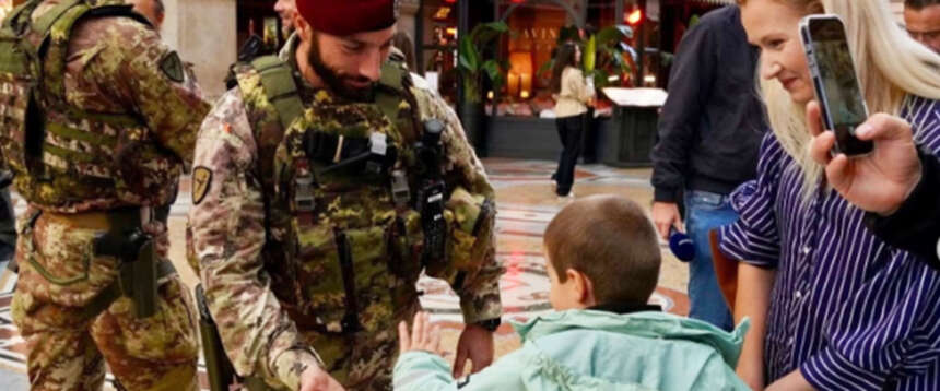 La foto verità: il parà della Folgore omaggiato da mamma e figlio. La Russa: “Odiati solo da violenti e compagni”