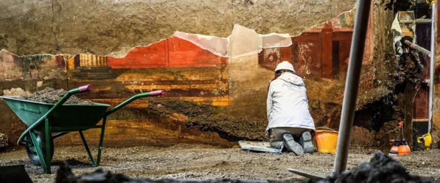 Pompei, un armadio rimasto chiuso per duemila anni svela oggetti di vita quotidiana e un piccolo tesoro