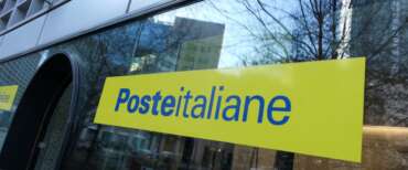 Roma, rapina da film alla Garbatella: banditi con maschere di Halloween e pistole svaligiano le Poste. Bottino da 100mila euro