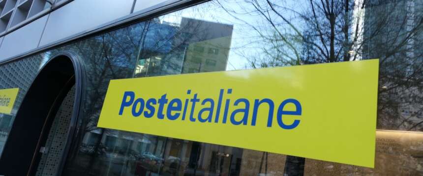 Roma, rapina da film alla Garbatella: banditi con maschere di Halloween e pistole svaligiano le Poste. Bottino da 100mila euro