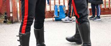 Calci, pugni e una sedia contro il professore che finisce all’ospedale. L’aggressore è uno studente minorenne