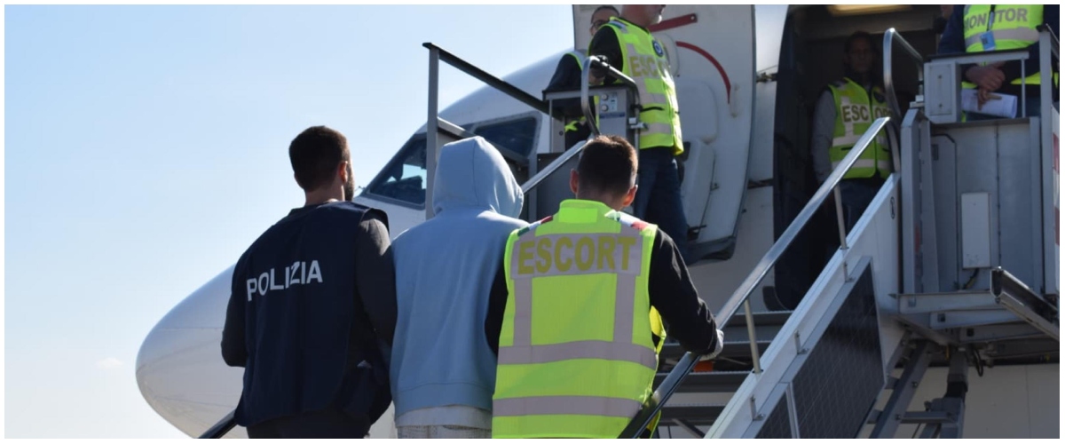rimpatriati al volo 53 immigrati irregolari tra loro anche chi incendi242 un bosco e aggred236 due poliziotti da Secoloditalia.it rimpatriati al volo 53 immigrati irregolari tra loro anche chi incendi242 un bosco e aggred236 due poliziotti