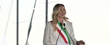 Silvia Salis fa la vittima per l’esclusione dal palco. Ma alla fine ottiene il risultato: si parla solo di lei. Lo dice anche il marito Fausto Brizzi