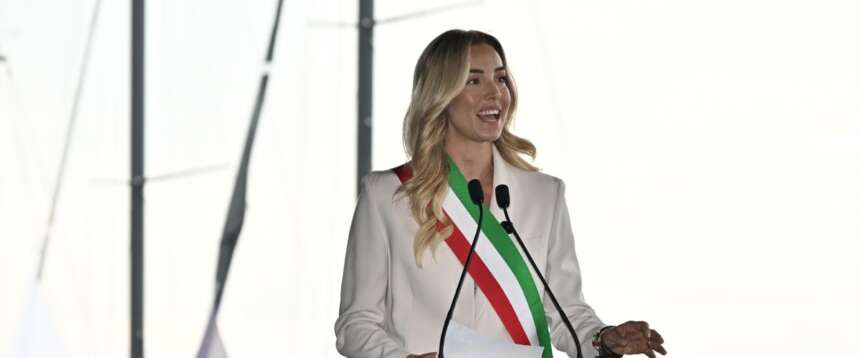 Silvia Salis fa la vittima per l’esclusione dal palco. Ma alla fine ottiene il risultato: si parla solo di lei. Lo dice anche il marito Fausto Brizzi