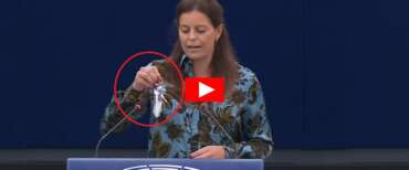 La sinistra si suicida anche sulla casa: Ilaria Salis spaventa 30 milioni di italiani “proprietari” sventolando le chiavi (video)