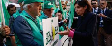 Elly, scendi dal trattore: Bignami smaschera Schlein. “Lei in piazza con gli agricoltori? La sinistra li ha sempre affamati”