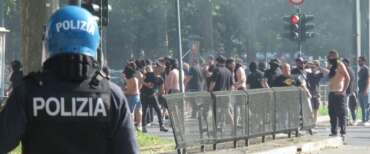 Una foto d’archivio di scontro dopo una partita di calcio