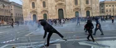 Un momento dei tafferugli in piazza Duomo alla manifestazione di “Italia in piazza”