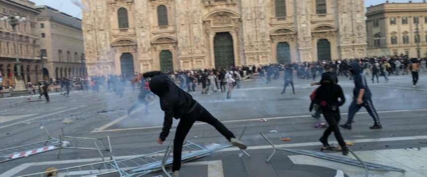 Un momento dei tafferugli in piazza Duomo alla manifestazione di “Italia in piazza”