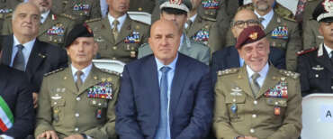 Il ministro della Difesa Guido Crosetto consegna la “Medaglia d’argento al valore dell’Esercito”, conferita alla bandiera di guerra del Reggimento logistico “Sassari”, per l’operato svolto in Libano durante il mandato della Brigata “Sassari” 2024-25, nell’ambito della missione Unifil, Sassari, 25 settembre 2026 ANSA / Vincenzo Garofalo
