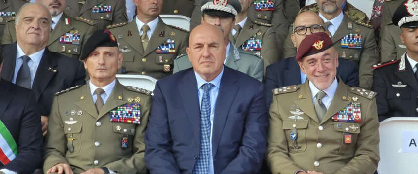 Il ministro della Difesa Guido Crosetto consegna la “Medaglia d’argento al valore dell’Esercito”, conferita alla bandiera di guerra del Reggimento logistico “Sassari”, per l’operato svolto in Libano durante il mandato della Brigata “Sassari” 2024-25, nell’ambito della missione Unifil, Sassari, 25 settembre 2026 ANSA / Vincenzo Garofalo