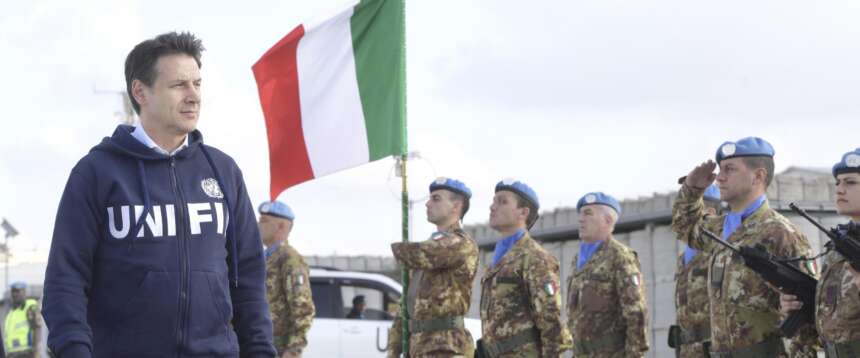 Il presidente del Consiglio Giuseppe Conte in visita alla base Unifil MilleVoi di Shamaa (Libano), 7 febbraio 2019. Il premier ha incontrato il comandante di Unifil, il generale italiano Stefano Del Col, e circa 400 militari impegnati in Libano. ANSA/ UFFICIO STAMPA PRESIDENZA DEL CONSIGLIO – FILIPPO ATTILI  +++ ANSA PROVIDES ACCESS TO THIS HANDOUT PHOTO TO BE USED SOLELY TO ILLUSTRATE NEWS REPORTING OR COMMENTARY ON THE FACTS OR EVENTS DEPICTED IN THIS IMAGE; NO ARCHIVING; NO LICENSING +++
